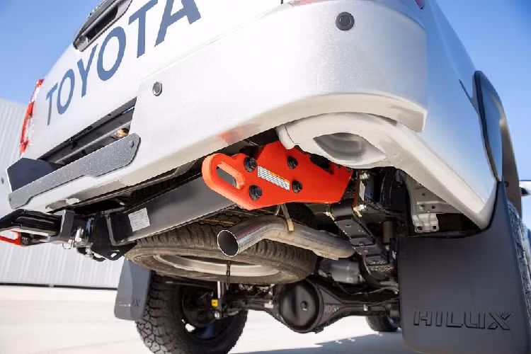 Tại Việt Nam, Toyota Hilux phiên bản mới nhất cũng đã được mang về giới thiệu và phân phối từ hồi tháng 8/2020. Toyota Hilux 2020 tại Việt Nam có tổng cộng 4 phiên bản và giá bán dao động từ 628 - 913 triệu đồng.