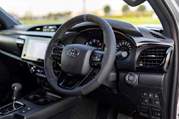 Bước vào bên trong mẫu xe bán tải Toyota Hilux Mako 2021, chủ nhân sẽ được chào đón bằng ghế ôm lấy thân người ngồi như xe đua, thêu chữ "Mako" như dấu hiệu nhận biết. Trong khi đó, trước mặt người lái còn có vô lăng thể thao bọc da.