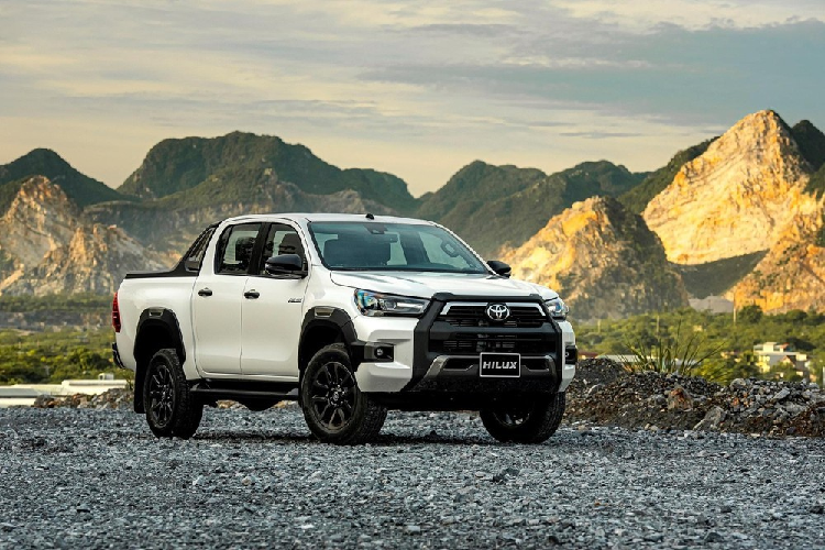 Tại thị trường New Zealand, giá xe Toyota Hilux Mako 2021 bán ra từ 79.990 NZD (khoảng 1,22 tỷ đồng). Tuy nhiên, mẫu xe bán tải này chỉ dành riêng cho thị trường New Zealand. Hãng Toyota kỳ vọng sẽ bán được khoảng 250 chiếc Hilux Mako cho khách hàng tại xứ sở chim kiwi.