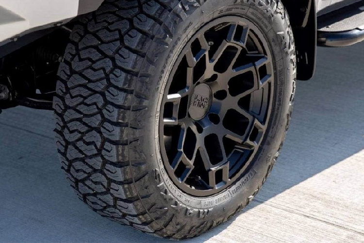 Là câu trả lời dành cho Ford Ranger Raptor, Toyota Hilux Mako 2021 được phát triển dựa trên bản SR5 với thiết kế cabin 4 cửa vốn nổi tiếng là bền và khỏe. Đại lý Toyota sau đó đã bổ sung hệ thống treo giúp nâng cao gầm thêm 40 mm ở phía trước và gần 50 mm ở đằng sau. Thêm vào đó là giảm xóc BP-50 theo phong cách xe đua với tỷ số nén tùy chỉnh.