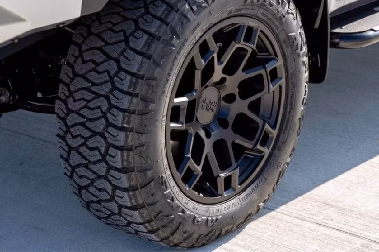 Là câu trả lời dành cho Ford Ranger Raptor, Toyota Hilux Mako 2021 được phát triển dựa trên bản SR5 với thiết kế cabin 4 cửa vốn nổi tiếng là bền và khỏe. Đại lý Toyota sau đó đã bổ sung hệ thống treo giúp nâng cao gầm thêm 40 mm ở phía trước và gần 50 mm ở đằng sau. Thêm vào đó là giảm xóc BP-50 theo phong cách xe đua với tỷ số nén tùy chỉnh.