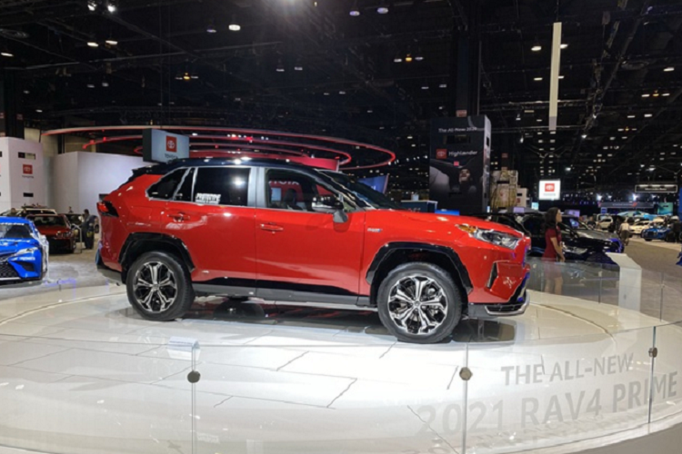 Mẫu trưng bày Toyota RAV4 Prime PHEV 2021 mới được trưng bày tại Chicago Auto Show 2020 này là bản prototype chưa hoàn chỉnh. Có lẽ vì thế Toyota không muốn bất cứ bàn tay nào chạm vào xe.