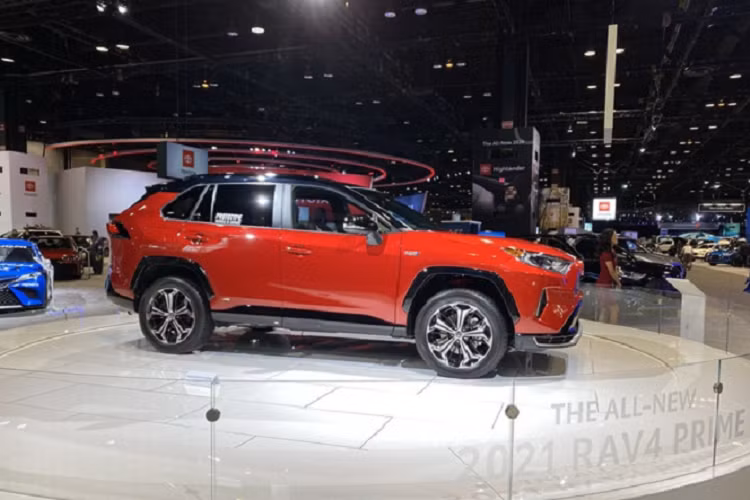 Mẫu trưng bày Toyota RAV4 Prime PHEV 2021 mới được trưng bày tại Chicago Auto Show 2020 này là bản prototype chưa hoàn chỉnh. Có lẽ vì thế Toyota không muốn bất cứ bàn tay nào chạm vào xe.