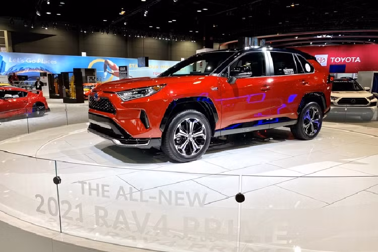Mẫu xe SUV Toyota RAV4 Prime 2021 chưa thể bán ra thị trường trước hè năm nay. Điều đó có nghĩa khách hàng quan tâm buộc phải chờ đợi chiếc RAV4 mạnh nhất, tiết kiệm nhiên liệu nhất và nhanh nhất từ trước tới nay.