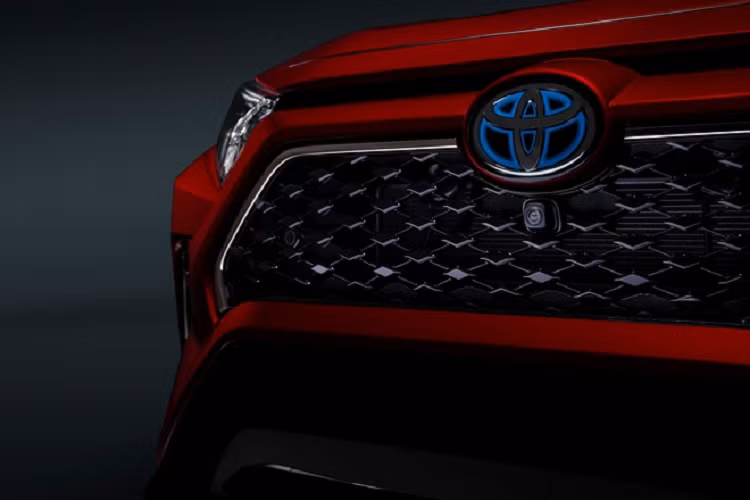 RAV4 Prime XSE 2021 có ghế da tổng hợp, đèn nội thất, sạc không dây, và hệ thống thông tin giải trí 9 inch cỡ lớn.