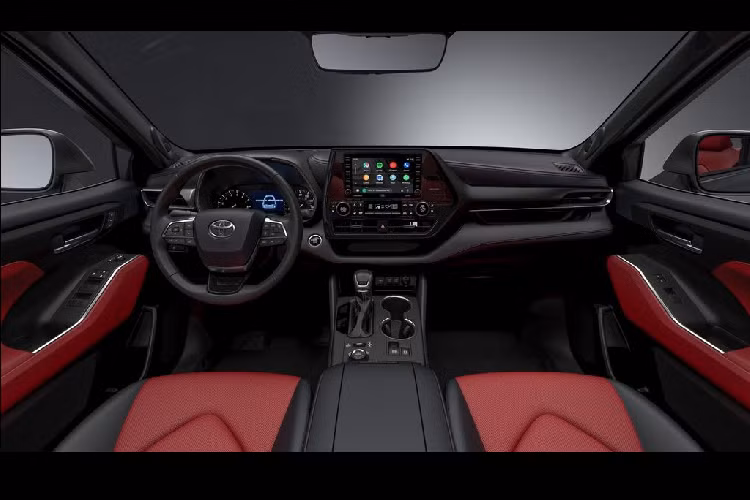 Tuy nhiên, những cải tiến đắt giá trên Toyota Highlander XSE 2021 không phải đến từ nội – ngoại thất. Mẫu SUV cỡ lớn này sẽ sở hữu 1 hệ thống treo thể thao hơn với sự tinh chỉnh trên các giảm chấn, lò xo và thanh ổn định phía sau. Hệ thống trợ lực lái điện cũng đã được hiệu chỉnh để mang lại cảm giác lái trực tiếp hay thật tay hơn.