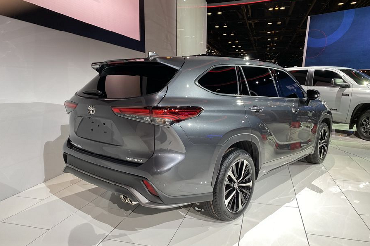 Cuối cùng, xe sẽ được ra mắt vào mùa thu năm nay với định vị sản phẩm giữa 2 biến thể XLE và Limited. Tuy chưa đề cập tới giá xe Toyota Highlander XSE 2021, nhưng hãng Toyota có thể sẽ đưa ra mức khoảng 42.000 USD (tương đương 976 triệu đồng) cho phiên bản này tại Mỹ.