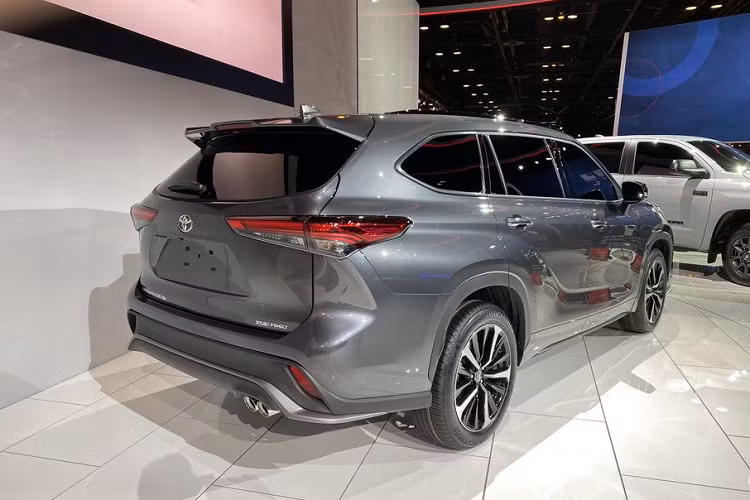 Cuối cùng, xe sẽ được ra mắt vào mùa thu năm nay với định vị sản phẩm giữa 2 biến thể XLE và Limited. Tuy chưa đề cập tới giá xe Toyota Highlander XSE 2021, nhưng hãng Toyota có thể sẽ đưa ra mức khoảng 42.000 USD (tương đương 976 triệu đồng) cho phiên bản này tại Mỹ.