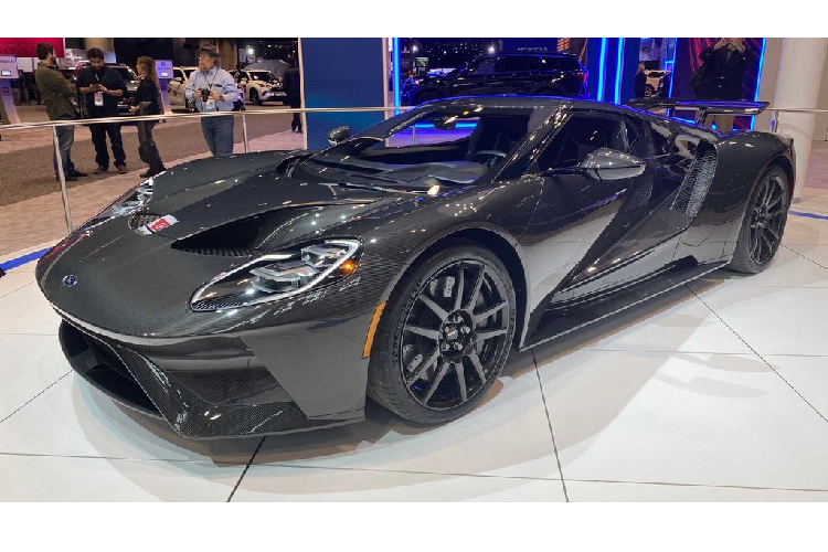 Đầu tiên, Ford GT Liquid Carbon Edition 2020 trong biến thể sợi carbon mang tới 1 diện mạo lột xác hoàn toàn, báo hiệu đây là 1 mẫu xe “quá nhanh, quá nguy hiểm”. Với tên gọi Liquid Carbon (tạm dịch là Carbon lỏng), kết cấu siêu nhẹ này của chiếc GT hoàn toàn không cần tới 1 lớp sơn. Tuy nhiên, điều đó không có nghĩa rằng phần thân vỏ của xe không có được sự bảo vệ. Trái lại, Ford sử dụng một lớp áo trong suốt đặc biệt, được thiết kế riêng để làm nổi bật từng sợi dệt trên bề mặt sợi carbon ấy.