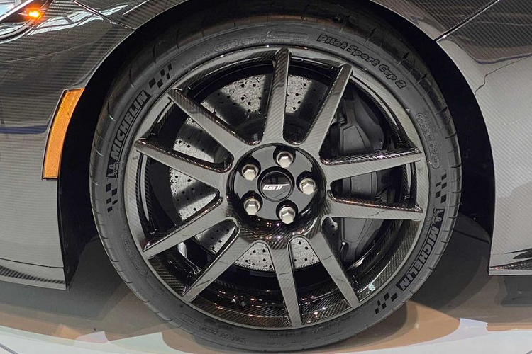 Chuyển từ thiết kế hiện đại sang dáng dấp của sự hoài cổ, bạn sẽ có ngay 1 chiếc Gulf Racing huyền thoại với phiên bản cập nhật cho năm 2020. Về tổng quan, chiếc xe vẫn nổi bật với phối màu xanh dương - cam quen thuộc, nhưng giờ đây đã thêm một dải sơn đen “chen” vào giữa.