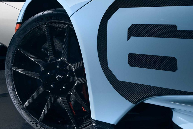 Điều thú vị nhất là khối động cơ V6 Tăng áp kép 3,5 lít của GT giờ đây sản sinh công suất 660 mã lực, tăng 13 mã lực so với thế hệ trước. Mặc dù vậy, việc hiệu chỉnh động cơ mới này tạo ra 1 đường cong mô-men xoắn rộng hơn. Các Pít-tông và bugi nâng cấp bên cạnh đó cũng được sử dụng trong khi các thay đổi từ khe hút gió làm gia tăng lưu lượng khí đến động cơ thêm 50%.