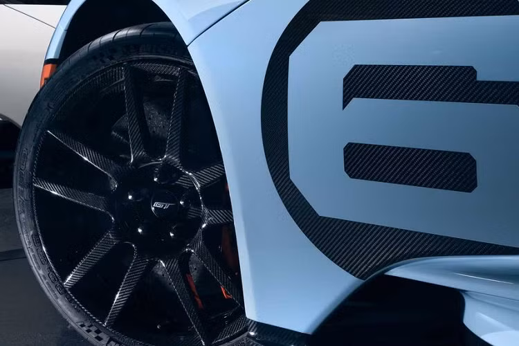 Điều thú vị nhất là khối động cơ V6 Tăng áp kép 3,5 lít của GT giờ đây sản sinh công suất 660 mã lực, tăng 13 mã lực so với thế hệ trước. Mặc dù vậy, việc hiệu chỉnh động cơ mới này tạo ra 1 đường cong mô-men xoắn rộng hơn. Các Pít-tông và bugi nâng cấp bên cạnh đó cũng được sử dụng trong khi các thay đổi từ khe hút gió làm gia tăng lưu lượng khí đến động cơ thêm 50%.