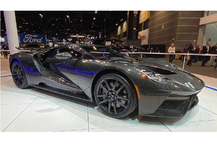 Chưa hết, tấm lưới hút gió lớn hơn còn tối ưu hóa năng lượng từ khí trong khi hệ thống ống xả titan Akrapovič mới không chỉ tạo ra âm thanh sâu hơn mà còn giúp cải thiện hiệu năng xe. Kết hợp với sự tinh chỉnh trên các giảm chấn của hệ thống treo trên chế độ Đua, có vẻ như Ford rất muốn gìn giữ giá trị thú vị của GT như 1 mẫu xe đua thực thụ, sẵn sàng cạnh tranh với các siêu xe trên thị trường.