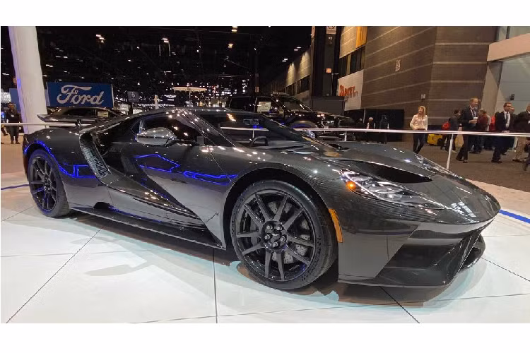 Chưa hết, tấm lưới hút gió lớn hơn còn tối ưu hóa năng lượng từ khí trong khi hệ thống ống xả titan Akrapovič mới không chỉ tạo ra âm thanh sâu hơn mà còn giúp cải thiện hiệu năng xe. Kết hợp với sự tinh chỉnh trên các giảm chấn của hệ thống treo trên chế độ Đua, có vẻ như Ford rất muốn gìn giữ giá trị thú vị của GT như 1 mẫu xe đua thực thụ, sẵn sàng cạnh tranh với các siêu xe trên thị trường.