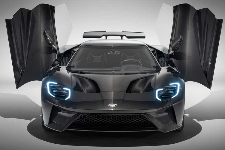 Hãng xe Mỹ vừa quyết định nâng cấp cho siêu xe Ford GT. Hai phiên bản đặc biệt mới này bao gồm 1 model của sự hoài cổ trong khi chiếc còn lại nổi bật với chất liệu sợi carbon. Tuy nhiên, thông tin quan trọng có lẽ đến từ việc cả 2 model này sẽ đều sở hữu khối sức mạnh tăng cường.