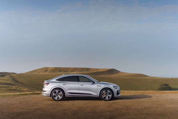 Audi e-tron Sportback 55 quattro Vorsprung được trang bị bộ mâm hợp kim titanium 22 inch sơn mờ, kẹp phanh màu cam, cửa đóng/mở điện, vô-lăng có sưởi và dàn âm thanh 19 loa của Bang &amp; Olufsen.