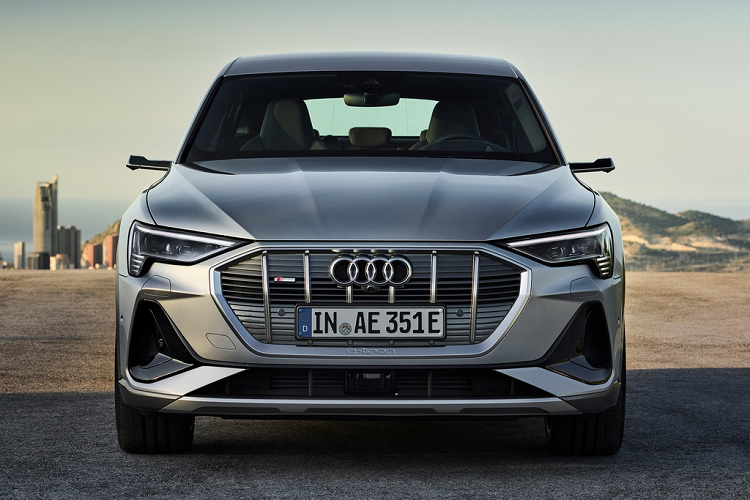 Kích thước tổng thể dài x rộng x cao của Audi e-tron Sportback lần lượt là 4.902 x 2.189 x 1.651 (mm), chiều dài cơ sở đạt 2.921 mm.
