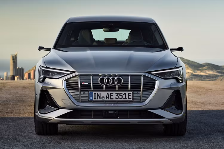 Kích thước tổng thể dài x rộng x cao của Audi e-tron Sportback lần lượt là 4.902 x 2.189 x 1.651 (mm), chiều dài cơ sở đạt 2.921 mm.