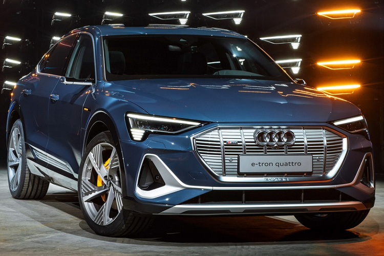Phiên bản e-tron Sportback 55 quattro Launch Edition đi kèm lưới tản nhiệt, viền cửa sổ, cản trước/sau sơn đen. Một số trang bị nổi bật của phiên bản này là bộ mâm hợp kim 21 inch, camera thay cho gương hậu và cửa sổ trời toàn cảnh.