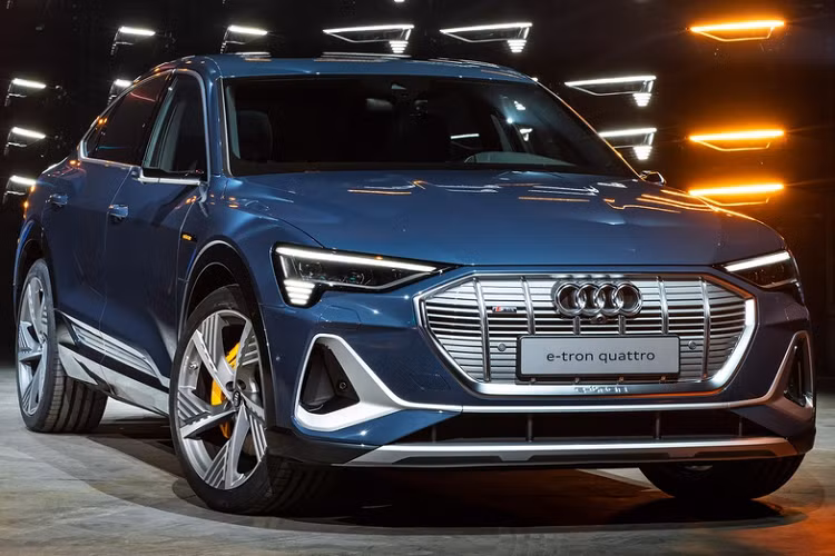 Phiên bản e-tron Sportback 55 quattro Launch Edition đi kèm lưới tản nhiệt, viền cửa sổ, cản trước/sau sơn đen. Một số trang bị nổi bật của phiên bản này là bộ mâm hợp kim 21 inch, camera thay cho gương hậu và cửa sổ trời toàn cảnh.