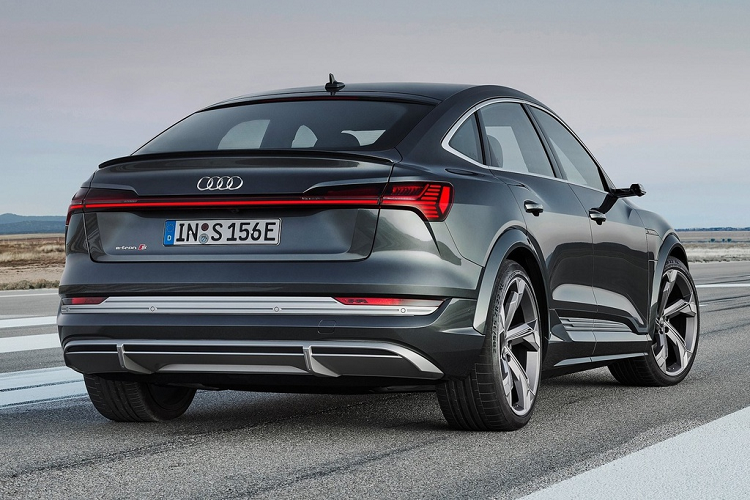 Phiên bản Audi e-tron Sportback 55 quattro S line tiêu chuẩn sẽ đi kèm bộ mâm 21 inch, hệ thống đèn LED ma trận kỹ thuật số và hệ thống treo thể thao. Ở bên trong, chiếc SUV có ghế ngồi được bọc da Valcona, hàng ghế trước kiểu thể thao.