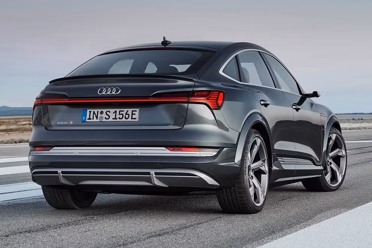 Phiên bản Audi e-tron Sportback 55 quattro S line tiêu chuẩn sẽ đi kèm bộ mâm 21 inch, hệ thống đèn LED ma trận kỹ thuật số và hệ thống treo thể thao. Ở bên trong, chiếc SUV có ghế ngồi được bọc da Valcona, hàng ghế trước kiểu thể thao.