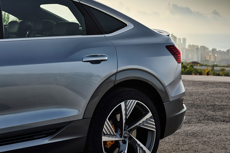 Lưới tản nhiệt và các khe hút gió của xe chỉ mang tính thẩm mỹ chứ không có chức năng làm mát. Ở phía sau, phần cản sở hữu nét thiết kế cứng cáp, thay vị trí ống xả.