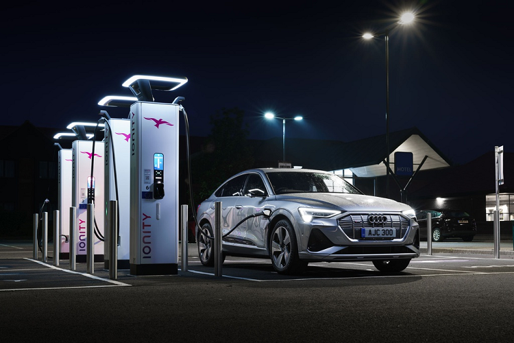 Các phiên bản e-tron Sportback 55 quattro sử dụng ắc-quy 95 kWh đi kèm 2 motor điện, sản sinh tổng công suất 355 mã lực và mô-men xoắn 561 Nm. Khi kích hoạt chế độ S Mode, chiếc SUV điện có thể đạt công suất 402 mã lực và mô-men xoắn 664 Nm.