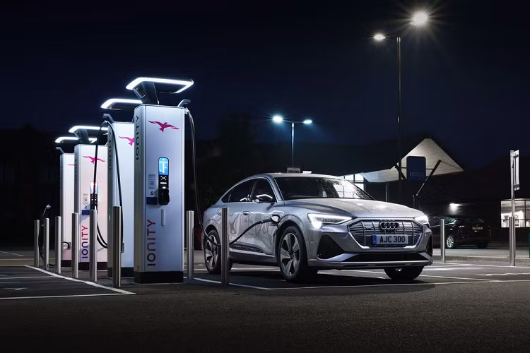 Các phiên bản e-tron Sportback 55 quattro sử dụng ắc-quy 95 kWh đi kèm 2 motor điện, sản sinh tổng công suất 355 mã lực và mô-men xoắn 561 Nm. Khi kích hoạt chế độ S Mode, chiếc SUV điện có thể đạt công suất 402 mã lực và mô-men xoắn 664 Nm.