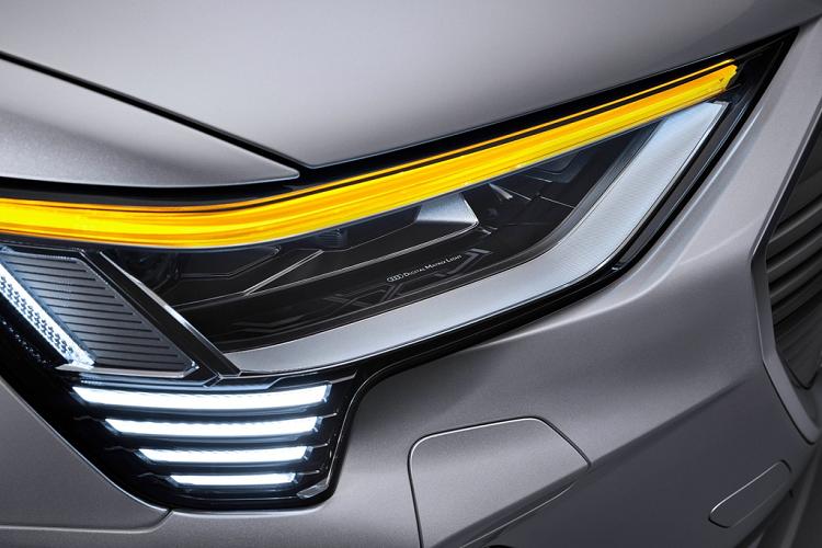 Đèn LED ma trận kỹ thuật số sử dụng các máy chiếu tia laser có độ phân giải cực cao, mỗi máy chiếu có thể tạo ra đến 1,3 triệu điểm sáng khác nhau giúp phương tiện đối diện không bị chói mắt. Trong tương lai, hệ thống đèn này cũng có thể tạo ra các ký tự trên đường để giao tiếp với con người.