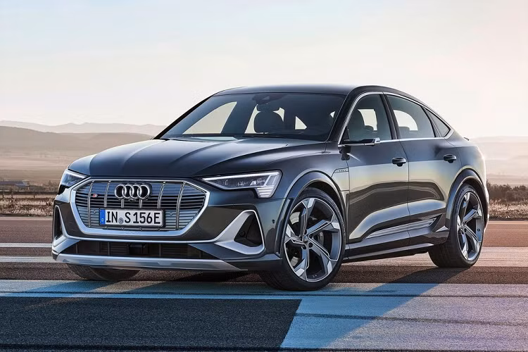 Sau hơn một năm ra mắt, Audi e-tron Sportback 2021 mới chính thức được phân phối tại Anh. Cụ thể, Audi cung cấp 3 phiên bản e-tron Sportback, gồm 55 quattro S line (106.700 USD - khoảng 2,5 tỷ đồng), 55 quattro Launch Edition (114.700 USD - khoảng hơn 2,6 tỷ đồng) và 55 quattro Vorsprung (127.000 USD - hơn 2,9 tỷ đồng).