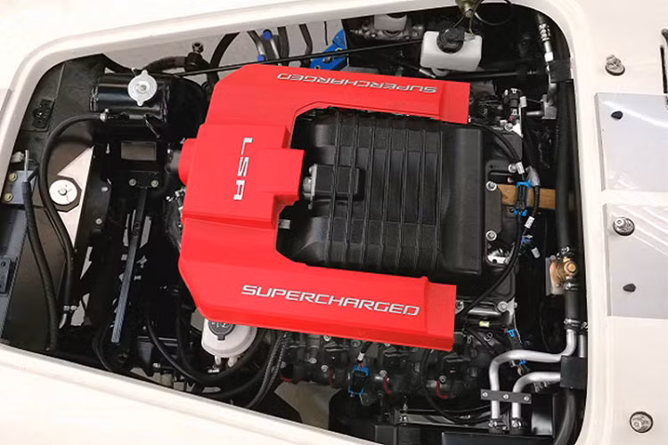 Xe được trang bị bộ mâm mang đậm tính cổ điển của dòng AC Cobra, khoang nội thất được làm thủ công bằng chất liệu da tối màu. Bảng điều khiển, hộp đựng găng tay và một số chi tiết trong khoang nội thất khác được bọc bằng chất liệu da tối màu chủ đạo trong khoang nội thất.