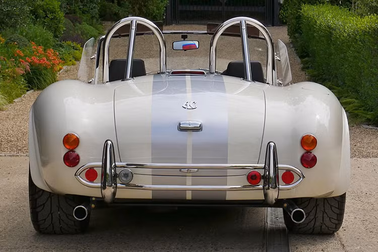 Theo AC Cars, hiện tại, chiếc xe thương mại đầu tiên đang được tiến hành sản xuất và kể từ thời điểm hiện tại, khách hàng có thể bắt đầu tiến hành việc đặt mua mẫu xe đầy hấp dẫn này, giá xe AC Cobra Superblower được hãng công bố ở mức 170,265 Đô (khoảng hơn 3,9 tỷ đồng).