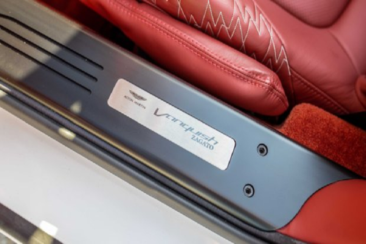 Đặc biệt hơn, chiếc xe này còn được chính ngài Andrea Zagato kí lên như một dấu hiệu đặc biệt mang tính kỉ niệm. Trong lễ kỷ niệm 100 năm Carrozzeria Zagato, Andrea Zagato đã mời các vị chủ nhân của 8 chiếc Zagato, bao gồm cả chiếc xe này để tham gia Mille Miglia năm 2019 (lần thứ 37). Sau đó, Andrea Zagato đã ký vào khoang động cơ của chiếc xe. Có thể nói, chi tiết này càng làm cho mẫu xe trở nên cực kì giá trị.