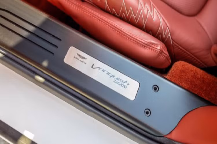 Đặc biệt hơn, chiếc xe này còn được chính ngài Andrea Zagato kí lên như một dấu hiệu đặc biệt mang tính kỉ niệm. Trong lễ kỷ niệm 100 năm Carrozzeria Zagato, Andrea Zagato đã mời các vị chủ nhân của 8 chiếc Zagato, bao gồm cả chiếc xe này để tham gia Mille Miglia năm 2019 (lần thứ 37). Sau đó, Andrea Zagato đã ký vào khoang động cơ của chiếc xe. Có thể nói, chi tiết này càng làm cho mẫu xe trở nên cực kì giá trị.