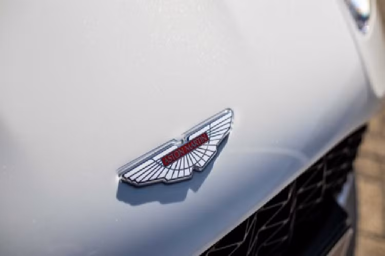 Hãng xe thể thao Anh Quốc ra mắt Vanquish Zagato Volante vào cuối năm ngoái với số lượng giới hạn chỉ 99 chiếc và giá bán cho mỗi chiếc lên đến 850.000 USD. Với số lượng giới hạn và giá khá “đắt”, Vanquish Zagato Volante gần như xa khỏi tầm với của nhiều người mê xe.