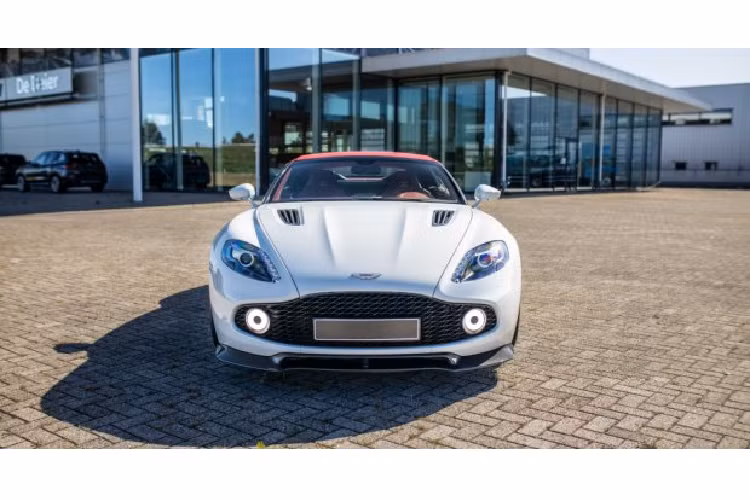 Vào năm 2004, một phiên bản của chiếc xe thế hệ đầu tiên có tên Aston Martin Vanquish Zagato Volante V12 đã được giới thiệu với động cơ được điều chỉnh cao hơn và vận hành và xử lý theo hướng tốt hơn. V12 Vanquish đã được thay thế bởi một mẫu xe DBS kể từ năm 2007.