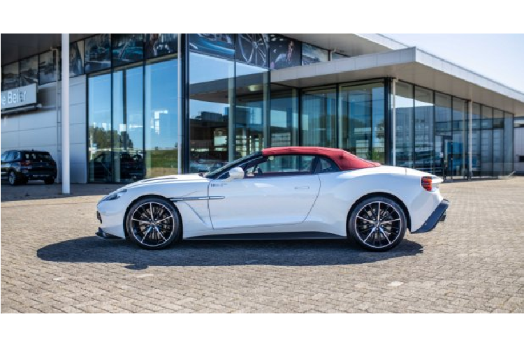 Với ODO chỉ 9600 km, chiếc xe hiện đang được rao bán tại một đại lý tư nhân ở London, Anh Quốc. Giá xe Aston Martin Vanquish Zagato Volante đang chào bán khoảng 585,000 Euro, đây là một cơ hội rất tốt để có thể sở hữu một mẫu xe không những hiếm bởi số lượng giới hạn mà còn chứa đựng giá trị kỉ niệm của một dòng xe đặc biệt.