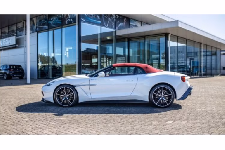 Với ODO chỉ 9600 km, chiếc xe hiện đang được rao bán tại một đại lý tư nhân ở London, Anh Quốc. Giá xe Aston Martin Vanquish Zagato Volante đang chào bán khoảng 585,000 Euro, đây là một cơ hội rất tốt để có thể sở hữu một mẫu xe không những hiếm bởi số lượng giới hạn mà còn chứa đựng giá trị kỉ niệm của một dòng xe đặc biệt.