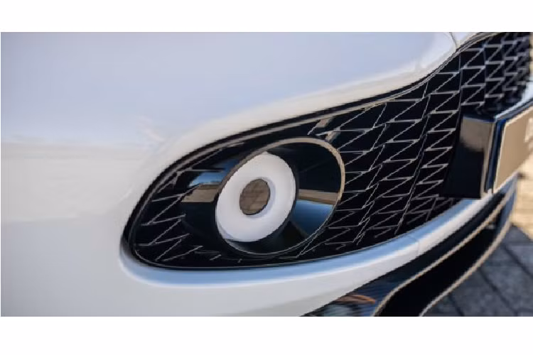 Tuy nhiên gần đây, một phiên bản cực kì độc đáo của Aston Martin Vanquish Zagato Volante đã được “lên sàn” nhằm tìm chủ nhân mới. Nó không đặc biệt với màu sắc hay là phiên bản cá nhân hóa, mà đây chính là chiếc xe “prototype”, tức là chiếc xe được sử dụng nhằm phát triển, hoàn thiện dòng xe này trước khi thực hiện việc ra mắt.