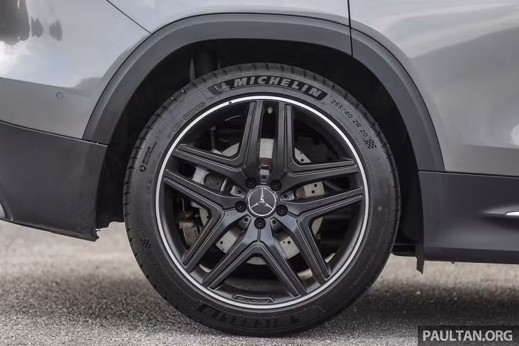 Xe được trang bị bộ mâm lớn nhất trong dòng GLB, có kích thước 20 inch, trong khi GLB 250 được trang bị mâm 19 inch và GLB 200 có mâm 18 inch. Điểm khác biệt nữa là GLB 35 chỉ có 5 chỗ ngồi thay vì 7 chỗ.