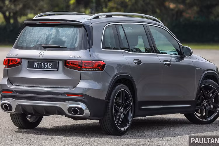 Đối với hệ thống phanh, Mercedes-AMG GLB 35 được trang bị phanh đĩa thông gió có đục lỗ cả trước và sau. Đĩa phanh trước có kích thước 350 mm kết hợp với kẹp phanh 4 piston, trong khi đĩa phía sau kích thước 330 mm và kẹp phanh piston đơn. Ngoài ra, xe còn có hệ thống treo thích ứng AMG Ride Control, được liên kết với hệ thống chế độ lái Dynamic Select.