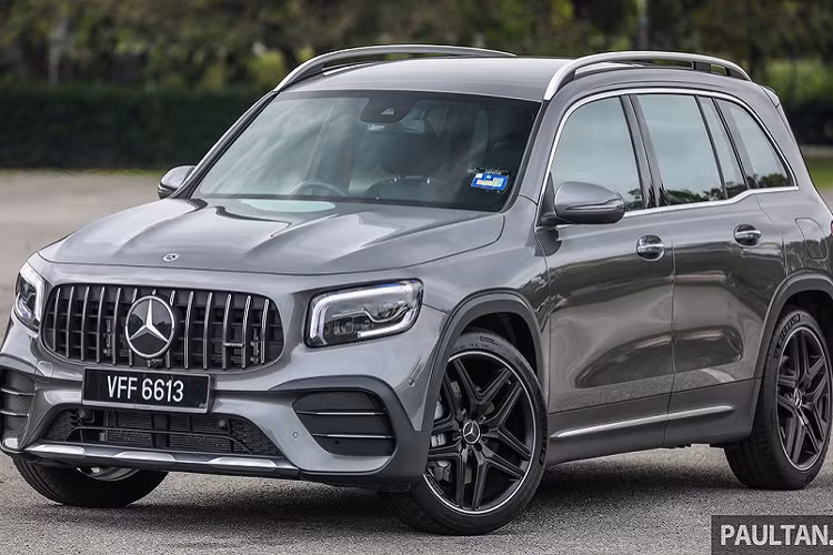 Ngoại thất của mẫu xe SUV Mercedes-AMG GLB 35 4Matic được tạo điểm nhấn với lưới tản nhiệt kiểu Panamericana giống như các sản phẩm khác mang nhãn hiệu AMG. Đầu ống xả phía sau hình tròn thay vì hình thang và hình chữ nhật như trên những biến thể thấp hơn.