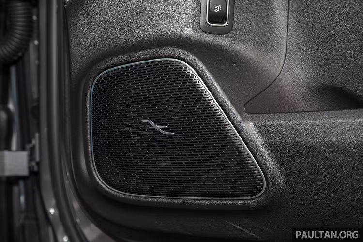 Những trang bị an toàn và hỗ trợ lái trên GLB 35 gồm camera lùi, cảnh báo điểm mù, khởi động từ xa, hỗ trợ đỗ xe chủ động với Parktronic, hệ thống Pre-Safe, hỗ trợ phanh chủ động, keyless-go, hệ thống giám sát áp suất lốp và hỗ trợ mở cốp nhanh. Đây cũng là phiên bản GLB duy nhất có chức năng hỗ trợ giữ làn đường chủ động.