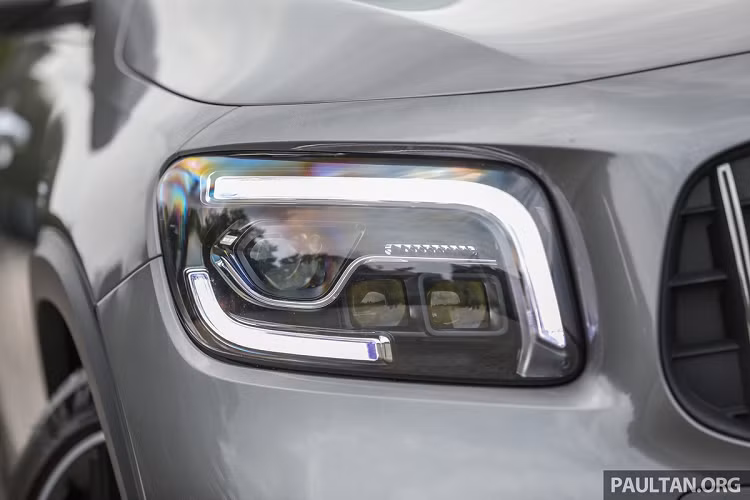 Các trang bị tiêu chuẩn trên Mercedes-AMG GLB 35 4Matic gồm đèn pha Multibeam LED, gói trang trí ngoại thất AMG Line. Bên trong, vô lăng bọc da Nappa, các chi tiết trang trí làm bằng sợi carbon, nội thất được bọc da Artico/Dinamica Microfibre và chỉ khâu màu đỏ tương phản, thảm sàn AMG và ghế kiểu thể thao, dây an toàn màu đỏ.