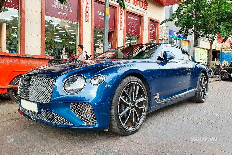 Continental GT W12 sở hữu khối động cơ W12 6.0L tăng áp kép hàng khủng, sản sinh công suất tới 626 mã lực và 900 Nm mô-men xoắn cực đại. Sức mạnh này được truyền tới cả 4 bánh (AWD) thông qua hộp số tự động ly hợp kéo 8 cấp. Được biết, giá xe Bentley Continental GT W12 tại thị trường Việt Nam dao động trên 26 tỷ đồng, một con số cũng vô cùng ấn tượng.