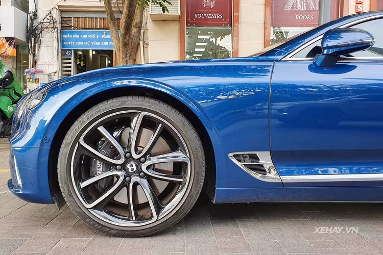 Lưới tản nhiệt và các nan cản dưới đều được làm từ kim loại đan nhau dạng mắt cáo khoẻ khoắn. Cận cảnh cụm đèn chiếu sáng kiểu pha lê của Bentley Continental GT W12. Chưa hết, đối với chiếc Bentley Continental GT W12 này, nó được chủ nhân tuỳ chọn cho bộ mâm 5 chấu kép khoẻ khoắn với kích thước tới 22 inch sơn 2 tông màu tương phản, bộ lốp hàng hiệu Pirelli P Zero.