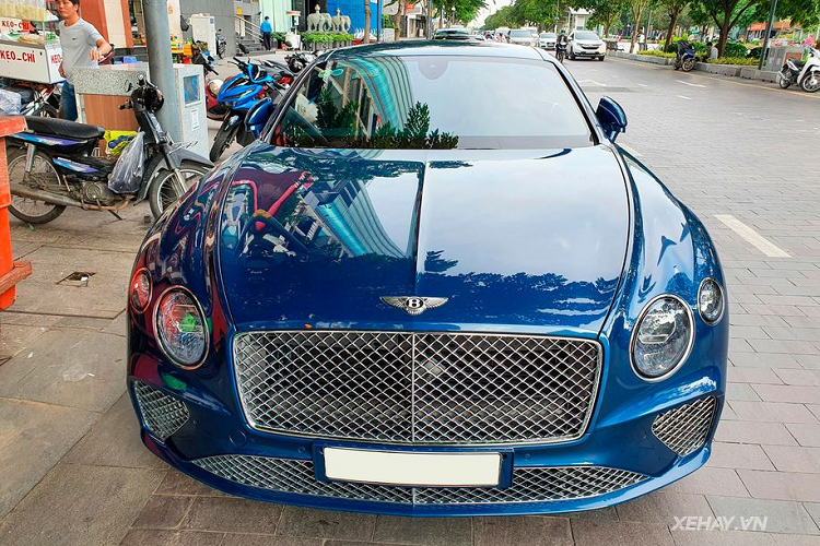 Chiếc Bentley Continental GT W12 sở hữu nước sơn ngoại thất màu xanh dương với tên gọi đầy mĩ miền Sequin Blue. Kết hợp với đó, phần ngoại hình của xe còn trở nên nổi bật nhờ những đường cong mềm mại mang đậm chất Bentley, cụm đèn chiếu sáng Full-LED cùng công nghệ ma trận hiện đại và hiệu ứng pha lê gợi cảm, phần nắp ca-pô dài và thấp hay phần mui phía sau thuôn nhẹ xuống đuôi theo phong cách Coupe thể thao.