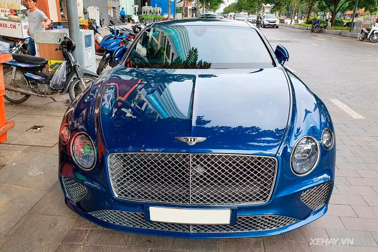 Chiếc Bentley Continental GT W12 sở hữu nước sơn ngoại thất màu xanh dương với tên gọi đầy mĩ miền Sequin Blue. Kết hợp với đó, phần ngoại hình của xe còn trở nên nổi bật nhờ những đường cong mềm mại mang đậm chất Bentley, cụm đèn chiếu sáng Full-LED cùng công nghệ ma trận hiện đại và hiệu ứng pha lê gợi cảm, phần nắp ca-pô dài và thấp hay phần mui phía sau thuôn nhẹ xuống đuôi theo phong cách Coupe thể thao.