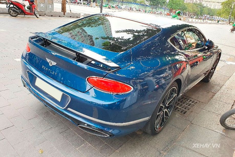 Ngoài ra, để gia tăng trải nghiệm sử dụng của khách hàng, hãng còn trang bị trên mẫu xe này một màn hình cảm ứng 12,3 inch dành cho hệ thống thông tin giải trí hay hệ thống âm thanh High-ends mang thương hiệu Naim trứ danh.